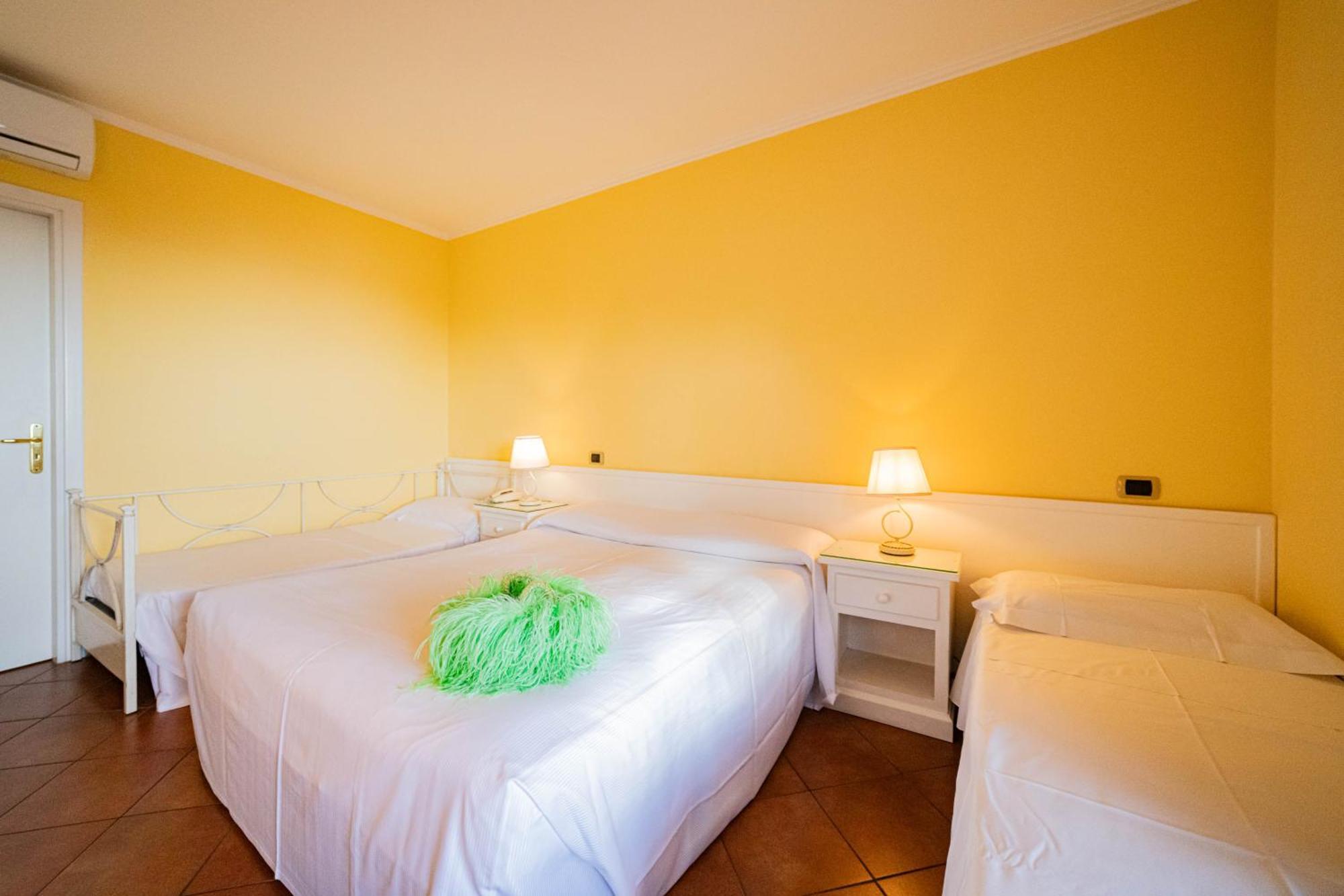 Mendolia Beach Hotel Taormina Rum bild