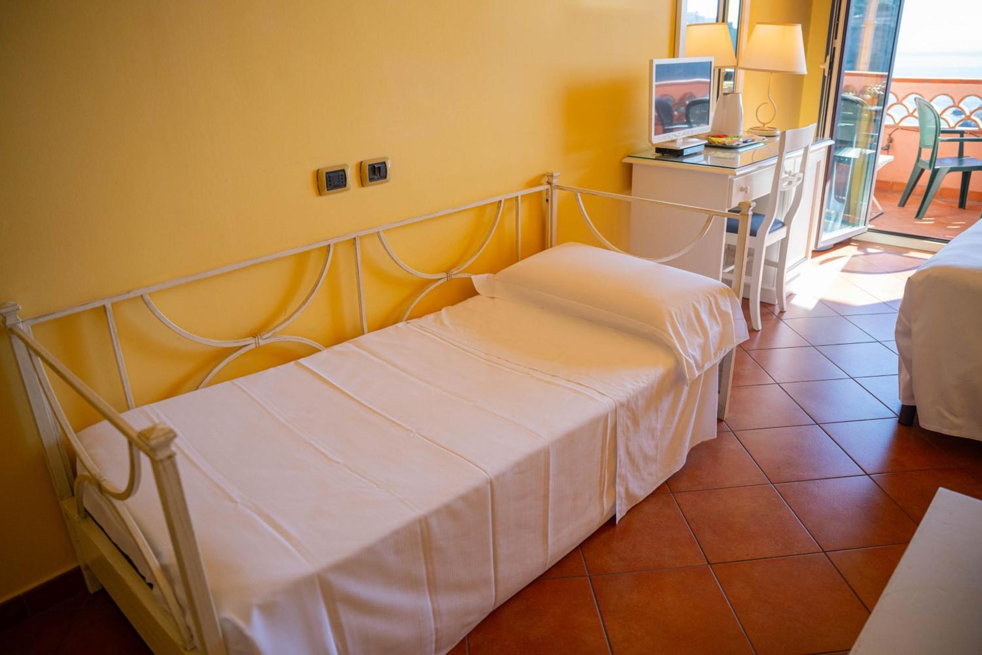 Mendolia Beach Hotel Taormina Rum bild